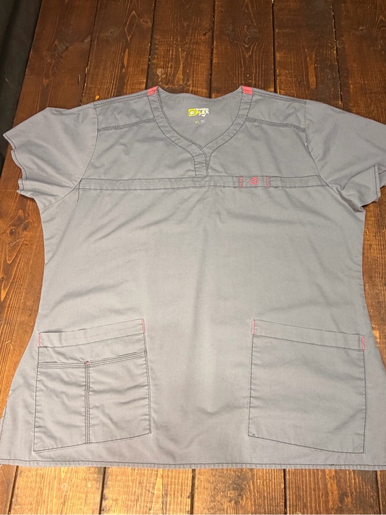 WonderWink Other - WonderWink Women’s Gray Medical Scrub Top with Pink Stitch Accents
